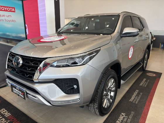 TOYOTA HILUX SW4 2.8 D-4D TURBO DIESEL SRX 7L 4X4 AUTOMÁTICO